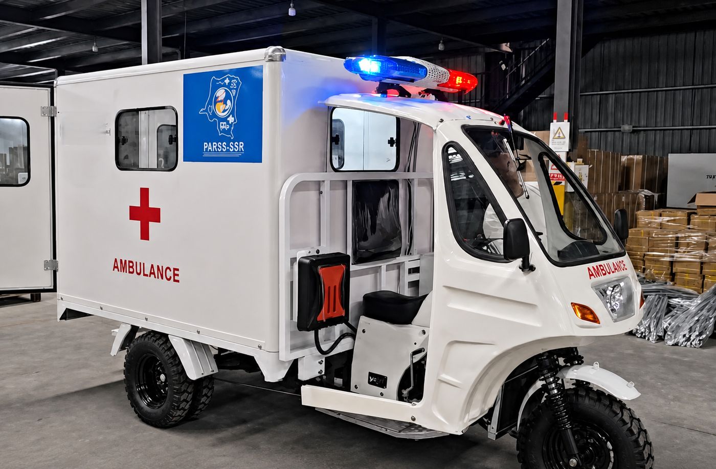 Motos ambulances — chargement à l'entrepôt